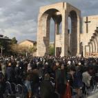 Descendientes de víctimas y armenios llegados de todo el mundo asisten a la ceremonia de canonización de las víctimas del genocidio de Armenia junto a la catedral de Echmiadzin, a las afueras de Ereván, Armenia, hoy, jueves 23 de abril de 20...