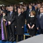 El presidente ruso, Vladimír Putin (c), junto a su homólogo serbio, Tomislav Nikolic (3-i); el francés, François Hollande (d); la primera dama armenia Rita Sargsyan (2-d) y el patriarca de la Iglesia Apostólica Armenia, Karekin II (2-i), as...