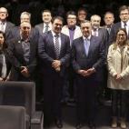 El embajador de Armenia en España, Avet Adonts (3d), posa con los diputados y participantes en la jornada de conmemoración del 100 aniversario del genocidio armenio celebrada en el Congreso de los Diputados.