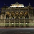 Este impresionante edificio neorrenacentista se construyó entre 1861 y 1869 y fue inaugurado un 25 de mayo con Don Giovanni, la famosa ópera de Mozart. Todo un lujo de estreno para un lujo de edificio.

Ver más fotos de la Ópera de Viena