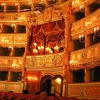En Venecia había un teatro, el San Benedetto, que fue destruido por un incendio en 1774. Su reconstrucción fue problemática por temas legales y la compañía que lo administraba no tuvo más remedio que construir otro teatro. Así nació en 1...