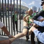 Según la policía del distrito Pechorski, las mujeres subieron a la cerca del estadio Olimpiyski y enseñaron sus pechos en protesta contra los burdeles.