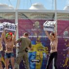Las activistas de FEMEN han tratado de impedir, desde el principio, la celebración del campeonato de fútbol, alegando que "promueve la prostitución, el alcoholismo y debilitamiento mental de la población".