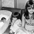 Con sus hijas María y Tamara en 1976