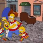 Los Simpson corren delante de los toros en la ciudad de Pamplona en una de la apertura del cap&iacute;tulo No tienes que vivir como un &aacute;rbitro. Temporada: 25. Episodio: 546. A&ntilde;o: 2014.