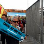 Uno de los participantes en las manifestaciones, con la pancarta de 'Spain, sit and talk'