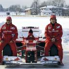 Fernando Alonso posa junto al brasileño Felipe Massa sobre el nuevo Ferrari