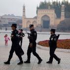Patrulla policial ante la mezquita de Id Kah