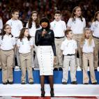 Este coro, formado por 26 niños de la escuela primaria Sandy Hook (donde se produjo el último gran tiroteo en escuelas de EEUU), fue el encargado de abrir la ceremonia previa al partido con la canción "America The Beautiful", al lado de la ac...