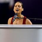 Después le tocó el turno a Alicia Keys, quien al piano y con un sexy vestido rojo de tirantes interpretó el himno nacional estadounidense en el SuperDome de Nueva Orleans, donde los Ravens de Baltimore se impusieron a los 49ers de San Francisco.