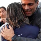 El reci&eacute;n liberado opositor Leopoldo L&oacute;pez abraza a un simpatizante en Caracas.