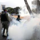 Gas lacrim&oacute;geno junto a la base de 'La Carlota' en Caracas.&nbsp;