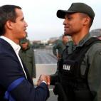 Juan Guaid&oacute; saluda a un militar en Caracas.