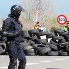 Spanish riot policeman stand guard after police broke up a road blockade set up by Catalan separatists on AP-7 motorway linking Spain to neighbouring France, near Figueras on March 27, 2018. Spanish riot police broke up a blockade by Catalan sep...