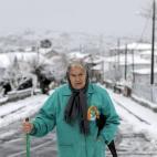 Una mujer camina por una calle de la localidad de Vilariño Frío (Montederramo).