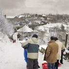 Varios turistas disfrutan de la nieve en O Cebreiro (Lugo) que hoy presentaba este aspecto tras el paso del temporal.