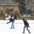 Varios niños juegan con la nieve caída en el centro de la capital soriana.