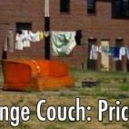 El famoso sofá naranja fue recogido de un vertedero, pero luego tuvieron que gastarse 5.000 dólares para conseguir una réplica, ya que alguien volvió a tirarlo por error. 

¿Cómo se puede recrear un perfecto sofá de vertedero? Vincent Per...