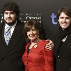La actriz Concha Velasco, que recibió el Goya de Honor, acompañada por sus hijos Paco (izquierda) y Manuel