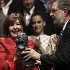 La actriz Concha Velasco recibe el Goya de Honor de manos del presidente de la Academia de Cina, Enrique González Macho