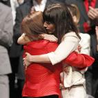 Concha Velasco abraza a Maribel Verdú tras recibir su premio