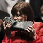 Concha Velasco besa su Goya de Honor