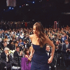 Las dos partes de su vestido se separaron en el momento de subir al escenario.