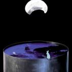 Sonido y proyección animada sobre agua en un barril de acero inoxidable. Galería Edward Tyler Nahem Fine Art