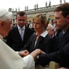 VATICAN CITY - MAY 30: Pope Benedict XVI meets Gerry and Kate McCann during his weekly audience at St. Peter's Square, May 30, 2007 in Vatican City. The parents of four-year-old Madeleine McCann discussed the plight of their daughter, who vanish...