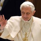 (FILES) This recent file picture taken on February 6, 2013 at the Paul VI hall at the Vatican shows Pope Benedict XVI arriving for the weekly general audience. The Vatican spokesman announced that Pope says he will resign on February 28. AFP PHO...