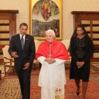 VATICAN CITY, VATICAN - JULY 10: US President Barack Obama (L) and First Lady Michelle Obama meet with Pope Benedict XVI in his library at the Vatican on July 10, 2009 in Vatican City, Vatican. Obama was meeting with The Pope for the first time...