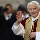 Pope Benedict XVI waves to faithful during his annual prayer at the Immaculate Conception statue at Piazza di Spagna (Spanish Steps) in Rome on December 8, 2011 on the day dedicated to virgin Mary. Pope Benedict reflected earlier in the day Sole...