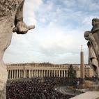 VATICAN CITY, VATICAN - DECEMBER 25: A view of St. Peter's Square during the 'urbi et orbi' blessing (to the city and to the world) held by Pope Benedict XVI from the central balcony of St Peter's Basilica on December 25, 2009 in Vatican City, ...