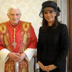 Argentinian President Cristina Fernandez de Kirchner poses with Pope Benedict XVI during a private audience at the Vatican on November 28, 2009. AFP PHOTO / POOL / OSSERVATORE ROMANO (Photo credit should read OSSERVATORE ROMANO/AFP/Getty Images)