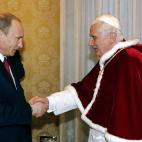 Vatican City, VATICAN CITY STATE: Russian President Vladimir Putin meets Pope Benedict XVI during a private audience at the Vatican, 13 March 2007. Russian President Vladimir Putin visits Italy for his first meeting with Pope Benedict XVI and ta...