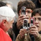 Vatican City, VATICAN CITY STATE: Pope Benedict XVI greets pilgrims on St Peter's square at the Vatican during his weekly general audience, 28 December 2005. The pontiff prayed for the victims of last year's Asian earthquake and tsunami, which ...