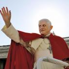 Vatican City, VATICAN CITY STATE: Pope Benedict XVI blesses pilgrims as he arrives in St. Peter's square for his traditional weekly general audience 07 December 2005 at Vatican. The pontiff marks 40 years since the closing of the second Vatican...