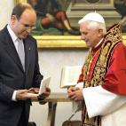 Vatican City, VATICAN CITY STATE: Pope Benedict XVI gives a gift to Prince Albert II of Monaco during a private audience 05 December 2005 at the Vatican . The sovereign, 16 days after being crowned head of the tiny principality where Catholicis...