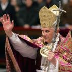 Vatican City, VATICAN CITY STATE: Pope Benedict XVI blesses the faithfuls 26 November 2005 as he leaves the celebration of the First Vespers on the occasion of the first week of Advent in Saint Peter's Basilica at the Vatican . AFP PHOTO/ ANDRE...