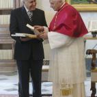 VATICAN CITY-NOVEMBER 17: Pope Benedict XVI exchanges gifts with Israeli President Moshe Katzav during a meeting at his private library, November 17, 2005, in the Vatican City. This is the first visit by an Israeli leader to the Vatican. (Photo...