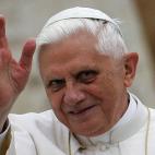 VATICAN CITY, Vatican: Pope Benedict XVI greets pilgrims and faithfull on St-Peter square at the Vatican during his weekly general audience, 16 November 2005. Pope Benedict XVI saluted the 'courageous activities' of the worldwide anti-abortion...