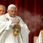 Vatican City, VATICAN CITY STATE: Pope Benedict XVI, accompanied by Bishop Piero Marini (L), blesses the altar in St Peter's Square, 23 October 2005, prior a solemn mass toproclaim the canonisation of Polish Archbishop Jozef Bilczewski, (1860-1...