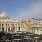 Vatican City, VATICAN CITY STATE: Pilgrims attend at solemn mass celebrated by Pope Benedict XVI in St Peter's Square 23 October 2005, to proclaim the canonisation of Polish Archbishop Jozef Bilczewski, (1860-1923), diocesan priest Zygmunt Gor...