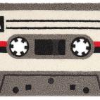 Quizás los más jóvenes no lo recuerdan, pero antes del CD estaban los cassette de música, de gran uso especialmente en los años '80 y principios de los '90. Esta alfombra en forma de cassette es una evocación a aquellos tiempos.