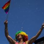 En Nueva York también se ha celebrado otra de las marchas más multitudinarias del mundo, que este año las autoridades han aprovechado para presentar una gran campaña para terminar con la "epidemia" del sida. En la fotografía, una de las par...