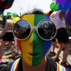 Un hombre, con una máscara multicolor en Toronto, Canadá.