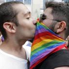 Unas 10.000 personas han participado en Estambul en el 12º desfile del orgullo homosexual, con un cariz claramente político. En la foto, dos participantes en las marchas se besan en Estambul.