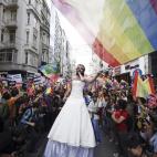 Aunque en Turquía no está penada la homosexualidad, la homofobia es muy habitual. En la imagen, un participante lleva un vestido de novia y ondea una bandera en Estambul.