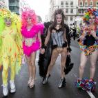 Londres es otro de los lugares donde se celebran el Orgullo Gay. Después del desfile, hay una gran fiesta en Trafalgar Square. En la imagen, cuatro participantes.