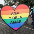 Un hombre lleva un corazón con el mensaje: "Ama y deja amar" en Lima, Perú, donde centenares de personas se han concentrado este sábado en el centro de Lima.